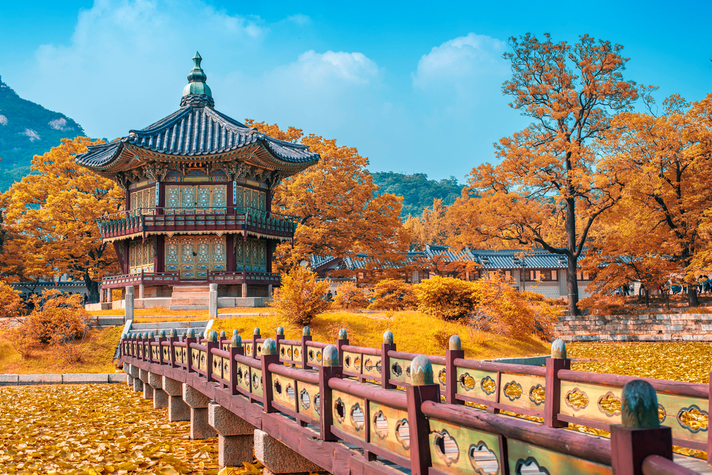 Outono-no-Palacio-Gyeongbokgung-Seul-Coreia-do-Sul-shutterstock_487257514